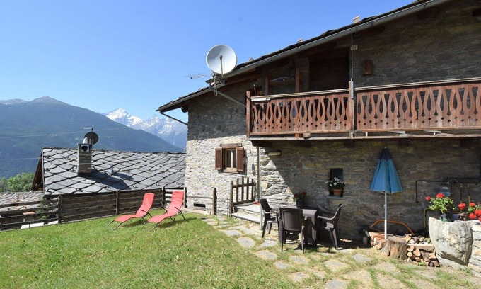 Sarre Apartment | Lovely apartment for 5 people with TV, pets allowed and parking, close to Aosta