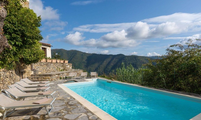 Novelli Apartment | Lovely apartment with WIFI, pool, TV, terrace, pets allowed, panoramic view and parking