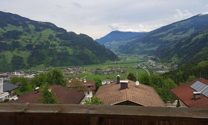Hainzenberg Apartment | Lovely apartment for 9 guests with WIFI, TV, terrace and parking