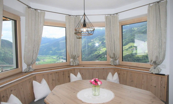 Hainzenberg Apartment | Lovely apartment for 8 people with WIFI, TV, terrace, pets allowed and parking