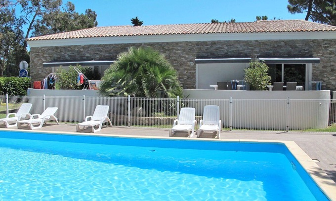 Ghisonaccia Apartment | Lovely apartment for 6 people with pool, WIFI, A/C, TV, terrace, pets allowed and parking
