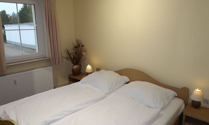 Schiffdorferdamm Apartment | Lovely apartment for 4 guests with WIFI, TV, pets allowed and parking