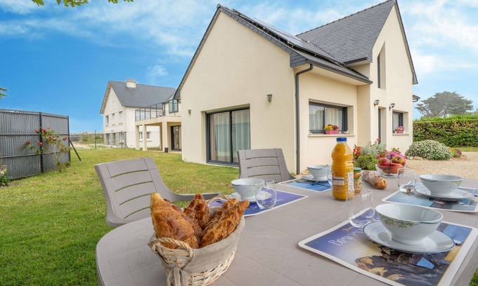 Brignogan-Plage Apartment | Lovely apartment for 4 guests with WIFI, TV and patio