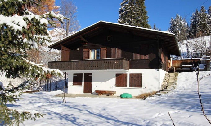 Lenk Apartment | Lovely apartment for 10 guests with WIFI, TV and balcony