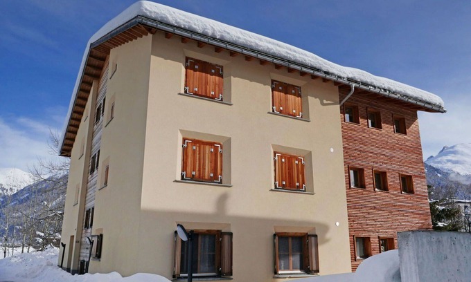 Samedan Apartment | Lovely apartment for 2 people with WIFI, TV, balcony, panoramic view and parking