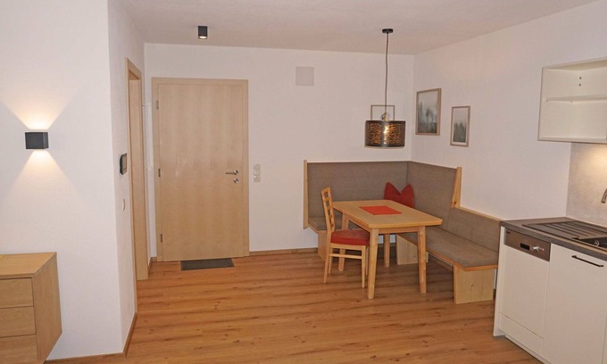 Schnann Apartment | Lovely apartment for 4 people with WIFI, TV and parking