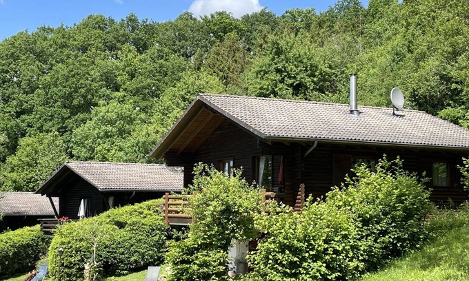 Schoenecken Apartment | Lovely apartment for 4 guests with WIFI, TV, patio and pets allowed