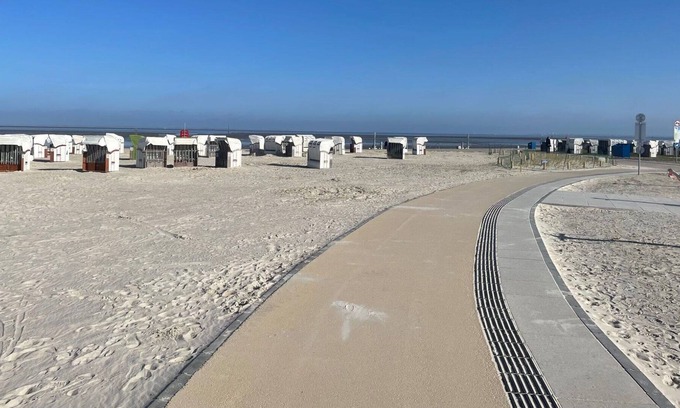 Norddeich Apartment | Lovely apartment for 4 guests with WIFI, TV, balcony, pets allowed and parking