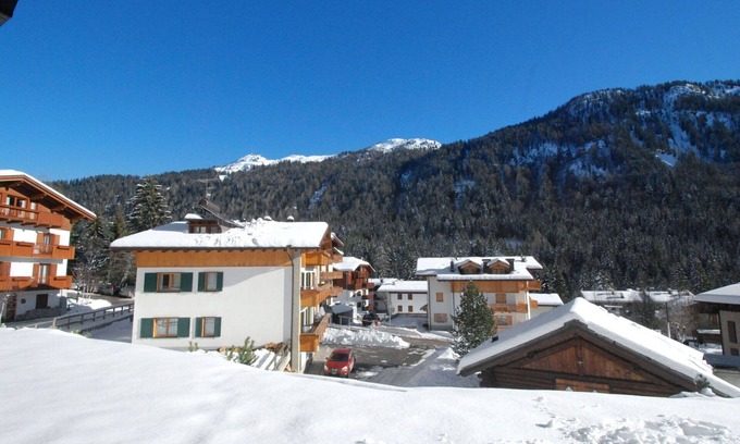 Madonna di Campiglio Apartment | Lovely apartment for 5 people with WIFI, TV, balcony, pets allowed and parking