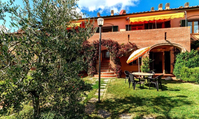 Sughera Apartment | Lovely apartment for 5 guests with A/C, pool, WIFI, TV and veranda, close to San Gimignano
