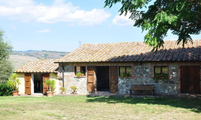 Il Poggio Apartment | Lovely apartment for 6 guests with WIFI, pool, TV, pets allowed, panoramic view and parking