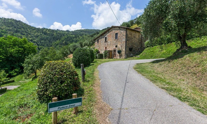 Pescia Apartment | Lovely apartment for 6 people with pool, WIFI, TV, patio, pets allowed and parking