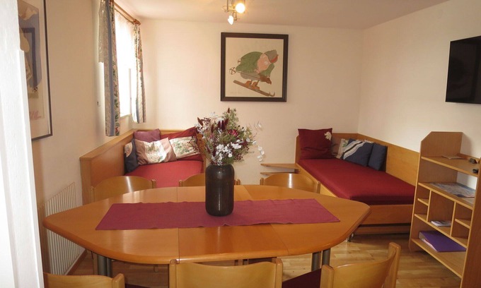 Sankt Anton am Arlberg Apartment | Lovely apartment for 6 people with WIFI, TV, balcony and parking