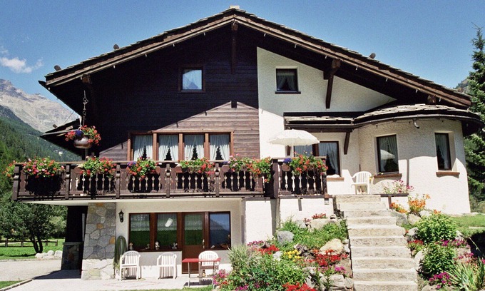 Saas Almagell Apartment | Lovely apartment for 8 people with WIFI, TV, patio, pets allowed, panoramic view and parking