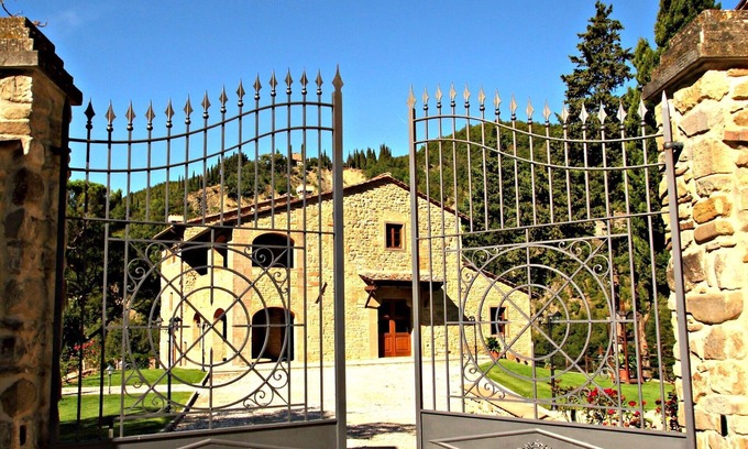 Dicomano Apartment | Lovely apartment for 5 guests with WIFI, pool, TV and pets allowed