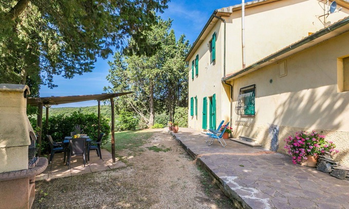 Follonica Villa | Lovely apartment in villa for 6 people with WIFI, pool, TV, patio, pets allowed and parking