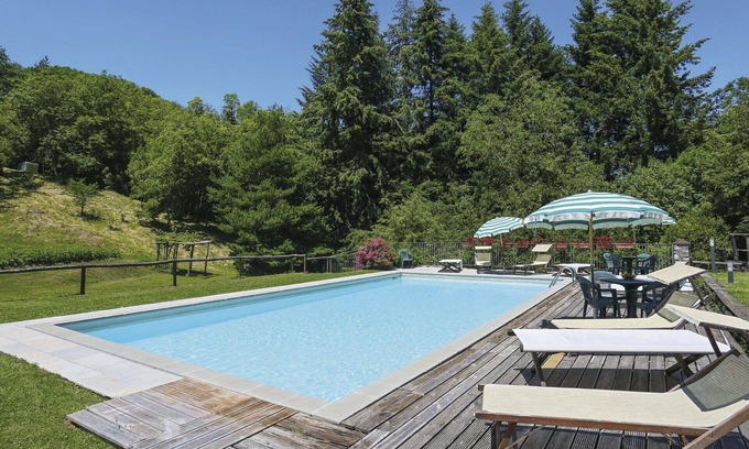 Molazzana Villa | Lovely apartment in villa for 4 guests with pool, WIFI, TV, terrace and parking