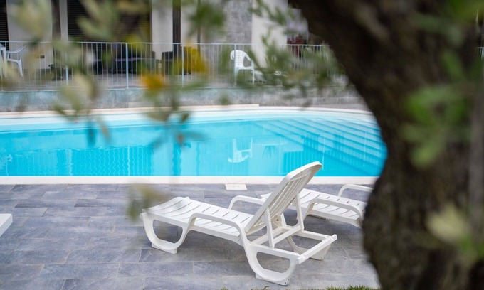 Silvi Villa | Lovely apartment in villa for 4 guests with A/C, WIFI, pool, TV, patio and pets allowed