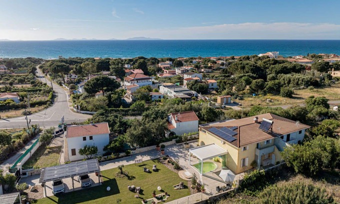 Eden Beach Villa | Lovely apartment in villa for 5 guests with A/C, WIFI, pool, TV and patio