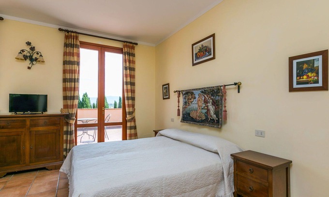 Cerreto Guidi Apartment | Lovely apartment for 2 people with A/C, pool, WIFI, TV, pets allowed and parking