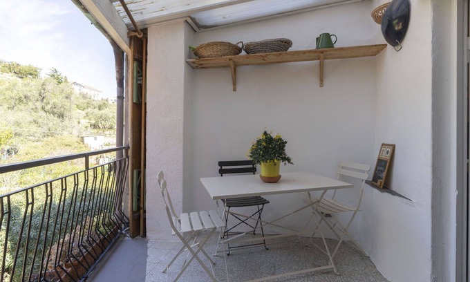 Costarainera Apartment | Lovely apartment for 6 guests with WIFI, TV, balcony and parking