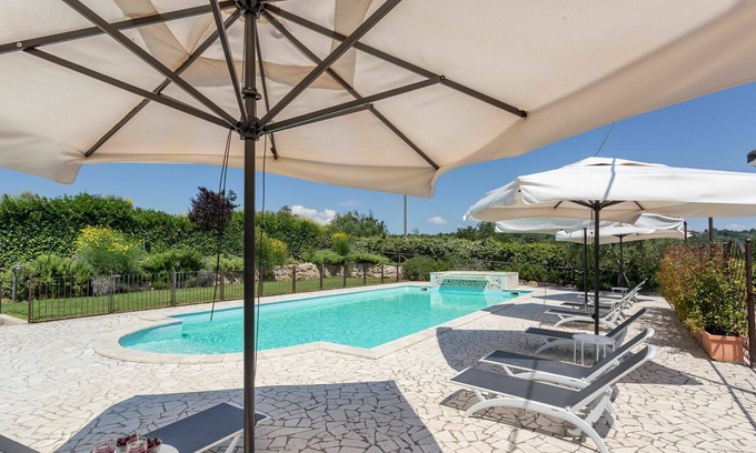 Montoro Villa | Lovely apartment in villa with WIFI, pool, A/C, hot tub, TV, panoramic view and parking