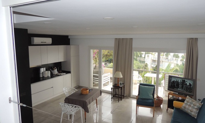 Almunecar Apartment | Lovely apartment with views of the sea and the mountains