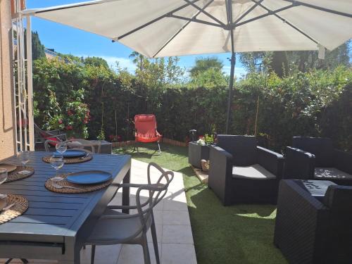 Nice Apartment | Lovely apartment with private garden and a swimming-pool