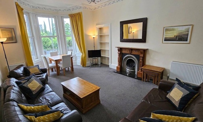 Newington Apartment | Lovely Apt sleeps 8 close to ctr