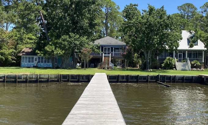 Fairhope House | Lovely Bayfront Home with your own pier.