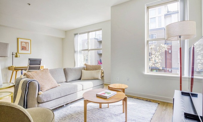 Northwest Bellevue Apartment | Lovely Bellevue 2BR w/Gym, W/D & Lounge, near Shops, by Blueground