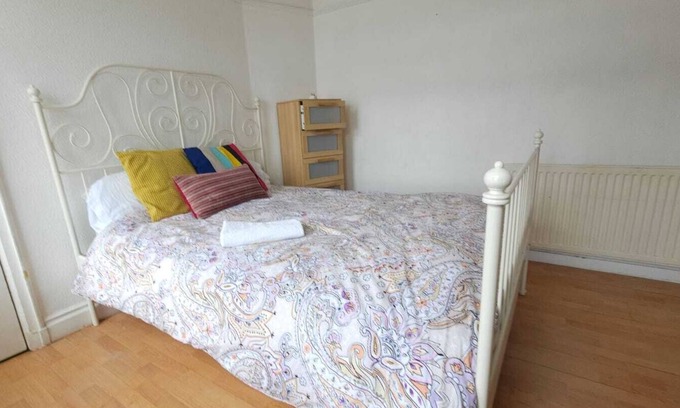 Edgware Apartment | Lovely Big Room Infront of Edgware Station London