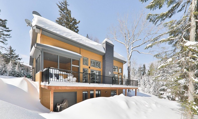 St-Adolphe-d'Howard Cottage | Lovely cottage next to a quiet lake
