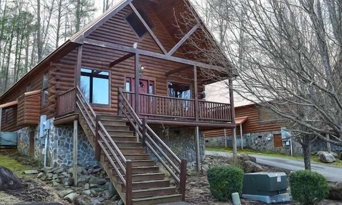 White Oak Lodge Cabin | Lovely Cabin-Centrally Located to All the Vacation Fun!