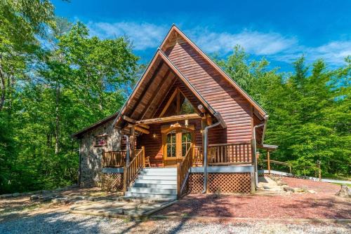 Helen House | Lovely Cabin with Hot-tub and Fireplace in Cleveland, Georgia