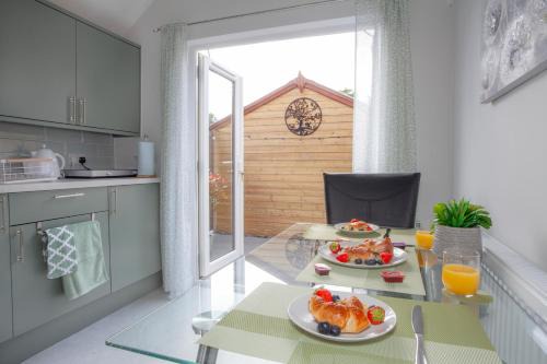 New Forest District Apartment | Lovely & Charming Studio with Parking In New Forest - Brand New!