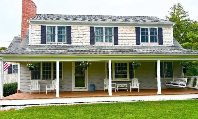 West Chatham House | Lovely Chatham Cape House on Cranberry Bog.