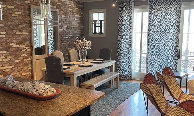 Oxford Condo | Lovely Condo One Block Off The Square Less Than A Mile To The Grove