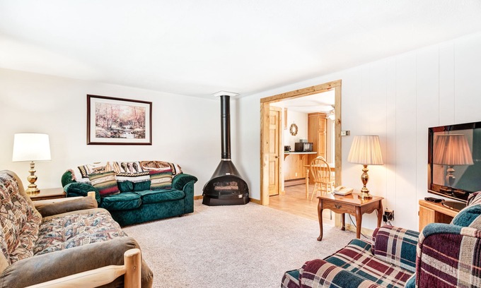 Eagle River Condo | Lovely condo w/a lake access plus shared tennis & basketball courts