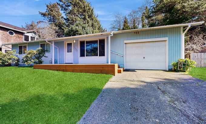 Tolovana Park House | Lovely cottage near the beach with free WiFi, cable, and outdoor deck