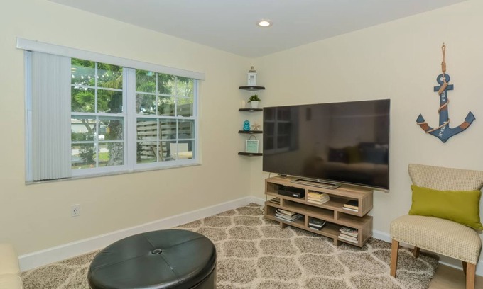 South Sarasota House | Lovely Cottage ❤ Very close to Siesta Beach or Downtown Sarasota!