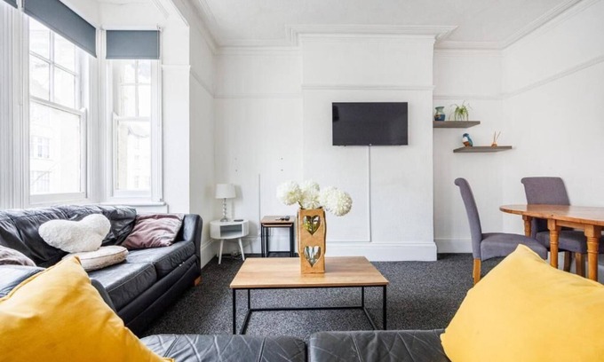 Southend-on-Sea Apartment | Lovely & Cozy 2BR City Centre Nr High St by Everhome Ltd