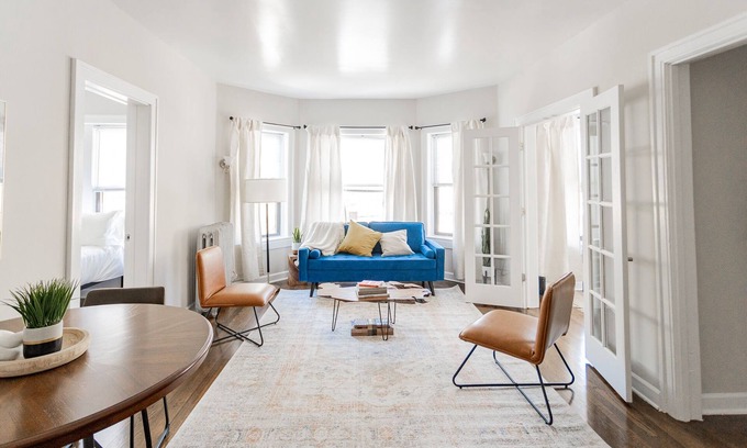 Rogers Park Apartment | Lovely|Cozy|Homey|2 Bed|1 Bath|
