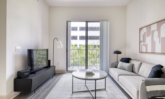 Doral Apartment | Lovely Doral 1 BR w/Gym & Pool, by Blueground