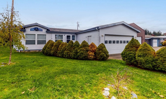 North Bend House | Lovely downtown getaway near the beach with gas grill, furnished patio & WiFi
