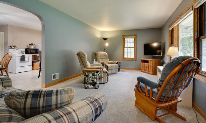 Eau Claire House | Lovely Eau Claire Home w/ Backyard!