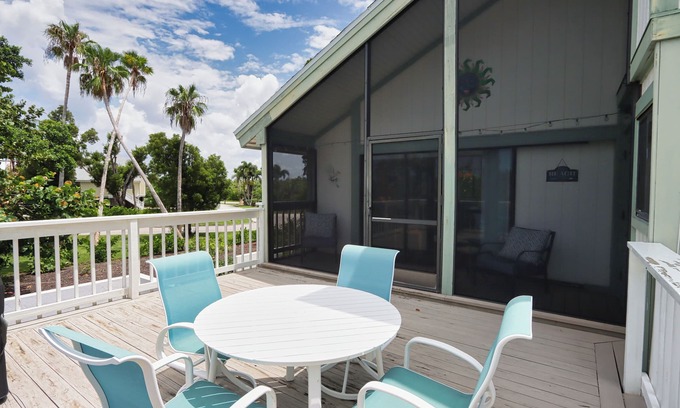 The Dunes House | Lovely Elevated Duplex with Spacious Open-Concept Living Area - Oasis Inn at the Dunes