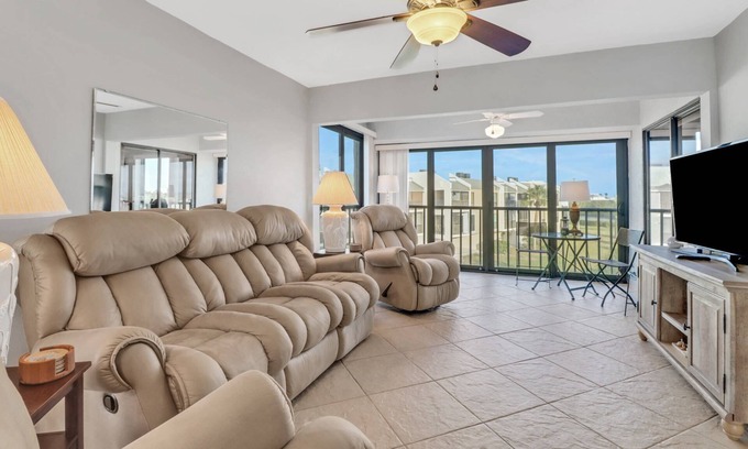 Mid Island Condo | Lovely End-Unit, Lagoon-Front Community, South of Mid-Island! Heated Community Pool! Free Parking!