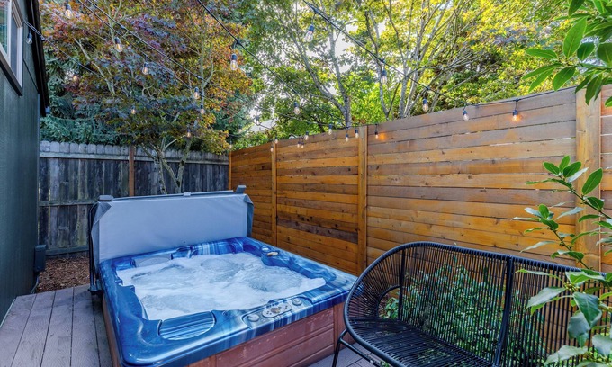 Eugene House | Lovely Eugene home near it all with hot tub!