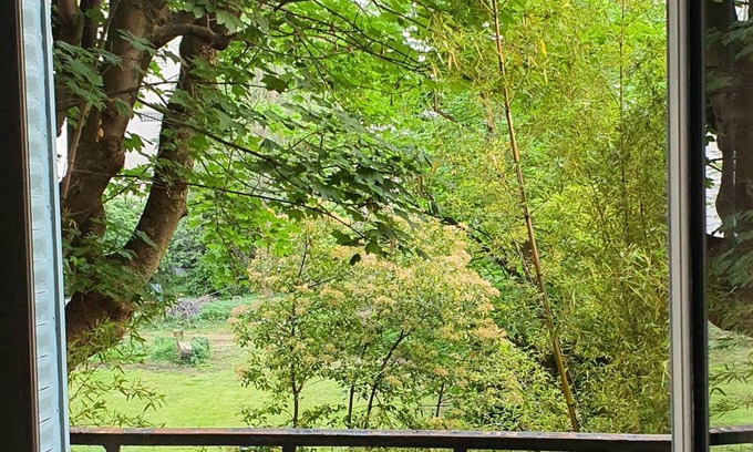 Quartier de la Roquette Apartment | Lovely F2 52m2, bedroom overlooking wooded garden